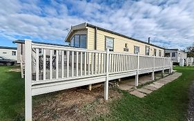 Caravan With Decking Within Walking Distance To Hunstanton Beach Ref 23054S